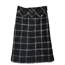 Falda de tweed a cuadros negros atemporal de Chanel