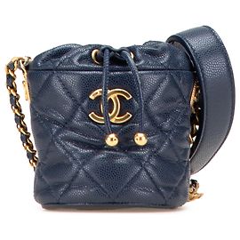 Borsa a secchiello con cordino in caviar trapuntato blu mini Chanel con charm a medaglione