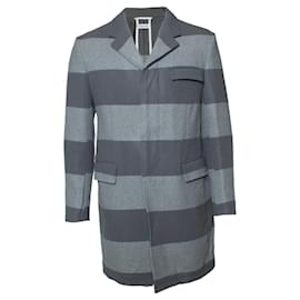 Abrigo de lana a rayas en gris de Thom Browne