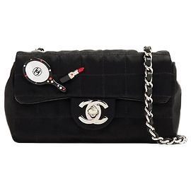 Borsa mini in satin nero Chanel con rossetto