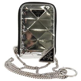 Pochette con tracolla in collana PRADA, pannello triangolare, tono argento autentico 118871M