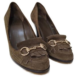 Décolleté Gucci Marmont in suede con morsetto dorato