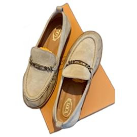 Mocassini Tod's T-chain in scamosciato beige