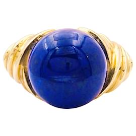 Autre Marque Ring aus Gelbgold mit Lapislazuli-Cabochon.