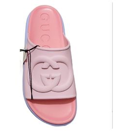 Sandali con zecca Gucci rosa blu viola gomma