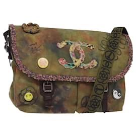 CHANEL Schultertasche mit Graffiti-Stickerei aus Canvas-Leder Khaki CC Auth 121519SV