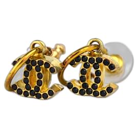Orecchini Chanel CC dorati con pietra nera