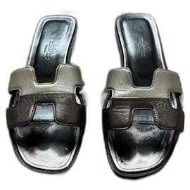 Sandali Hermès in agnello argento e grigio scuro