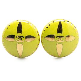 Pendientes redondos de clip en resina y chapados en oro amarillo CC de Chanel