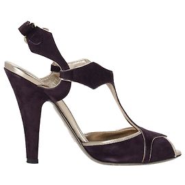 Sandalias de tobillo bicolor Valentino Garavani en ante violeta