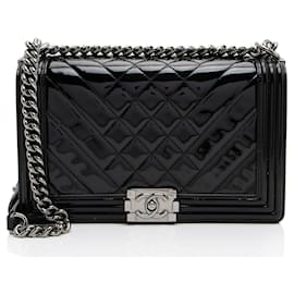 Borsa Boy Medium in pelle verniciata Chevron di Chanel