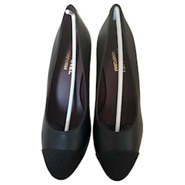Chanel Pumps aus Leder mit CC Stoffspitze Schwarz Größe 37