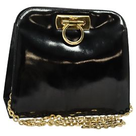 Borsa a spalla Gancini Chain di Salvatore Ferragamo in vernice nera e oro Auth 129160