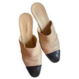 Mule con tacco Chanel nei colori iconici del marchio