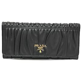 Cartera larga bi-fold con logo fruncido Prada 1M1132