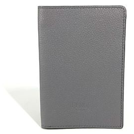 Capa de passaporte em couro cinza Fendi