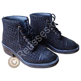 Stivaletti Chanel in pelle e tweed in buone condizioni