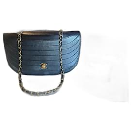 Chanel Timeless Halbmond Tasche aus marineblauem Lammleder