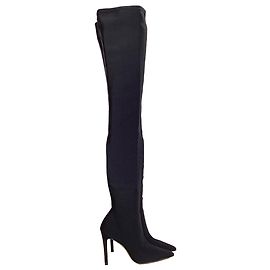 Botas altas Ultrastuart 100 en satén negro de Stuart Weitzman