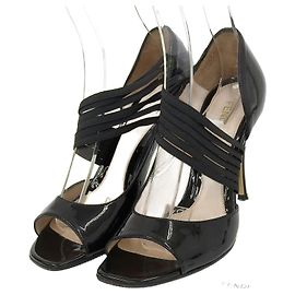 Zapatos de tacón abiertos de charol negro Fendi talla 36