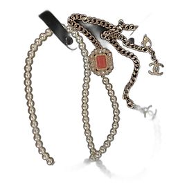 Collana lunga Chanel con perle e placca in vetro corallo