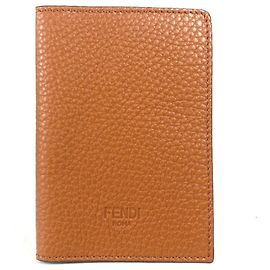 Capa de passaporte de couro marrom Fendi