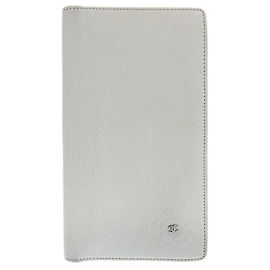 Billetera bifold de cuero Camelia Chanel marfil