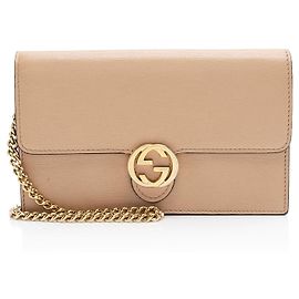 Cartera de cadena Interlocking G en piel de ternera granulada Gucci