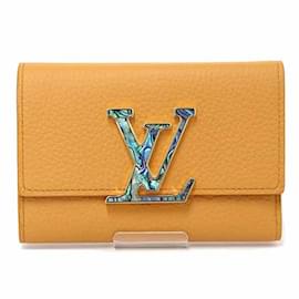 Portafoglio compatto tri-fold Capucines di Louis Vuitton