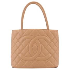 CHANEL - Chanel Medaillon Handtasche aus beigem Kaviarleder