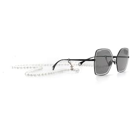 CHANEL - Schwarze Metallsonnenbrille von Chanel mit Perlenkette