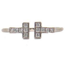 TIFFANY & CO - Anello in filo Tiffany & Co in oro bianco con diamanti (T55)