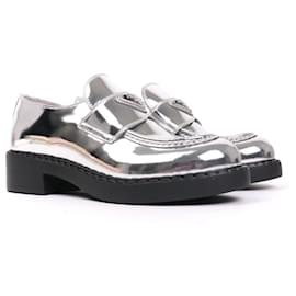 PRADA - Prada Schokoladen-Loafers aus silbernem Leder (T36)