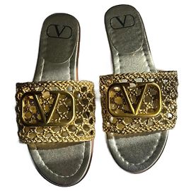 Sandali Valentino Garavani Signature V in pelle dorata