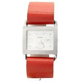 e um relógio Hermès original.