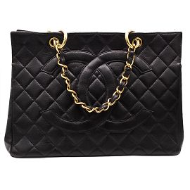 Bolsa tote clássica GST da Chanel em couro caviar matelassado preto, detalhes em metal dourado,