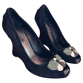 Tacchi Farfalla Louis Vuitton | Wedge in Camoscio Nero con Punta Aperta | Taglia 36,5 EU / US 6,5 | Scarpe Vintage di Design