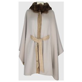 Loro Piana Capa beige con capucha de piel