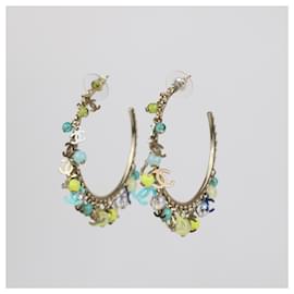 Orecchini a cerchio in metallo dorato/multicolore con charms CC di Chanel