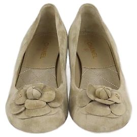Décolleté Chanel Beige CC Camelia con punta a cappuccio