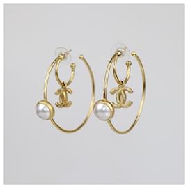 Orecchini a cerchio in metallo dorato con charm CC in perla finta Chanel