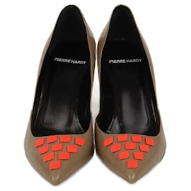 Beige/neon orange Lack D'Orsay Pumps von Pierre Hardy