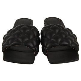 Schwarze gepolsterte flache Sandalen von Bottega Veneta