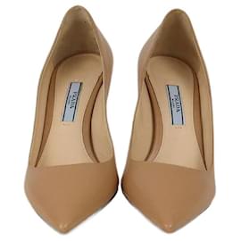 Décolleté beige a punta affilata Prada