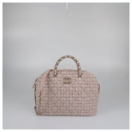 Bolsa Chanel em tweed matelassé rosa claro e lantejoulas CC