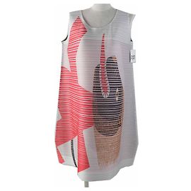Issey Miyake Bounce Kleid aus Polyester PLEATS PLEASE vom Grafikdesigner Kazumasa Nagai