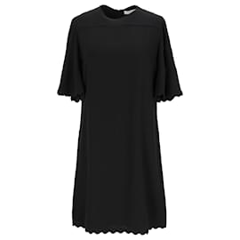 Vestido de longitud a la rodilla en acetato negro con detalles en scallop de Chloé