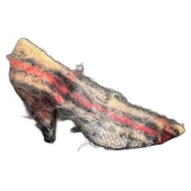 Sapatos de salto Céline V Neck em lã vermelha e preta