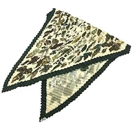 Faltender Seidenschal von Hermès