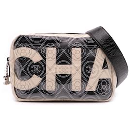 Borsa a tracolla in tela rivestita nera con logo Camelia di Chanel